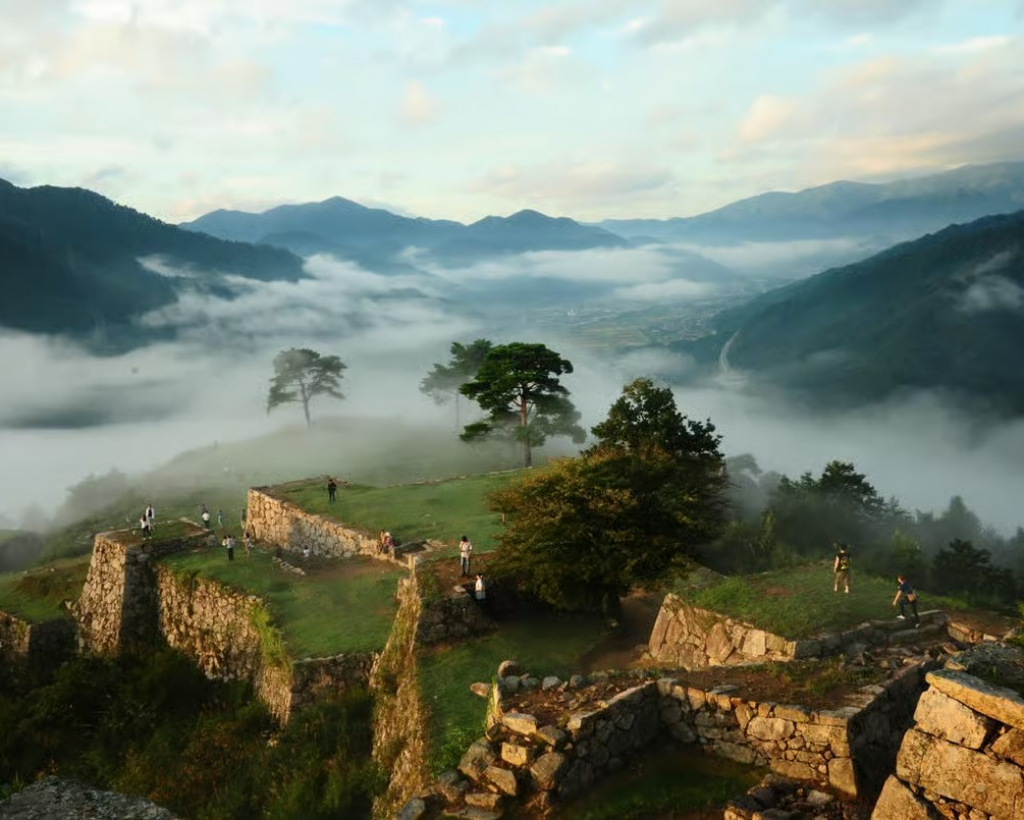 Hyogo: Takeda Castle “Castle in Sky” Mountain Hiking Tour#1