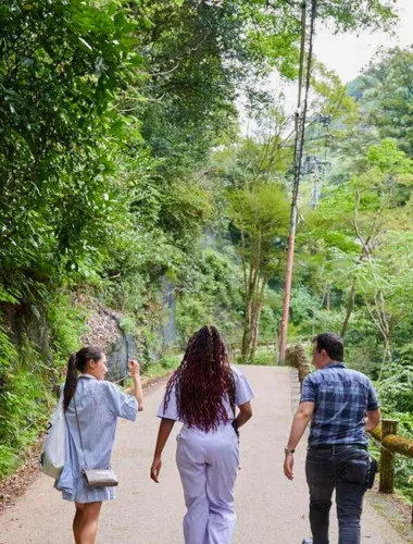 Osaka: Scenic Hiking Guided Tour to Minoo Waterfall - 2.5h