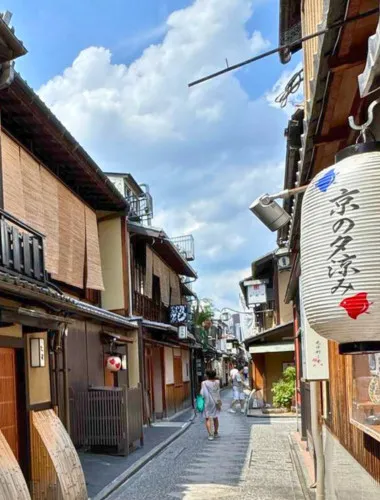 Kyoto: Gion Geisha District & Yasaka Shrine Walking Tour