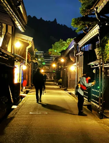 Takayama: Private Night Walking Tour with Dinner
