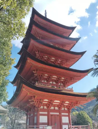 Itsukushima Shrine: Guided Tour with a Local