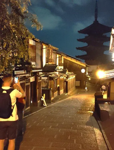Kyoto: Night Stroll Through the Enchanting Gion District