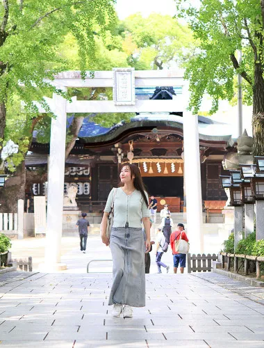 Osaka private tour: Prayer at Ishikiri Tsurugiya Jinja and local gourmet tour
