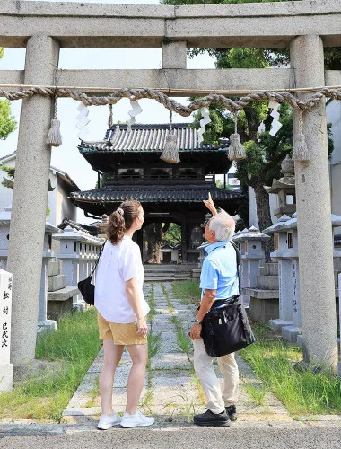 Osaka: Japan's Only Independently Evolved "Jinaicho" Temple Town Tour, Sweets Making & Matcha Tea Experience