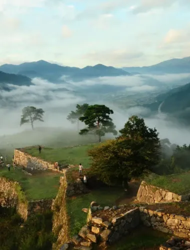 Hyogo: Takeda Castle “Castle in Sky” Mountain Hiking Tour